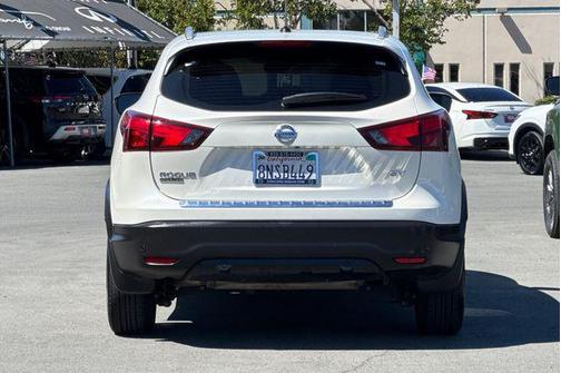 Pearl White Tricoat 2019 Nissan Rogue Sport SV
