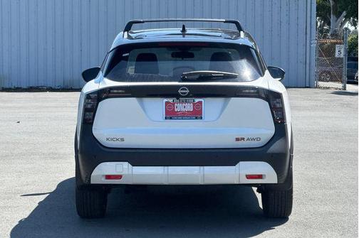 Aspen White Tricoat/Super Black 2026 Nissan Kicks SR