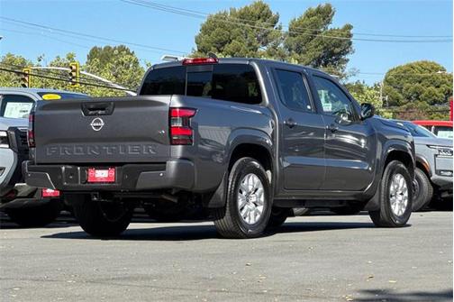 2023 Nissan Frontier SV