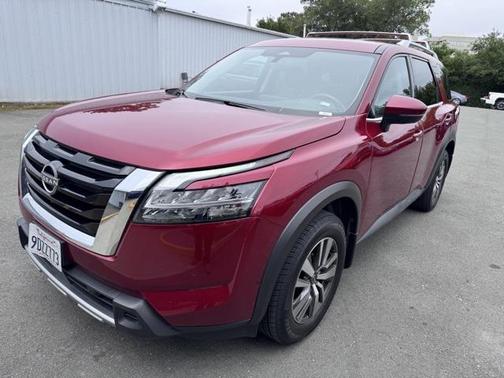 2023 Nissan Pathfinder SL FWD