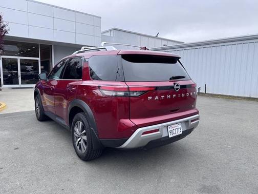 2023 Nissan Pathfinder SL FWD