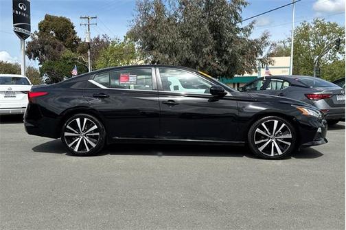 2022 Nissan Altima SR FWD