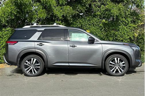 2025 Nissan Pathfinder Platinum 4WD