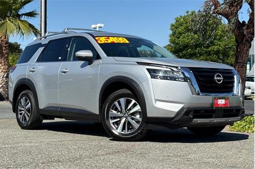 2023 Nissan Pathfinder SL 4WD