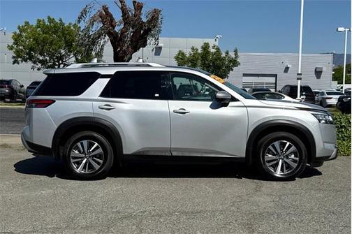 2023 Nissan Pathfinder SL 4WD