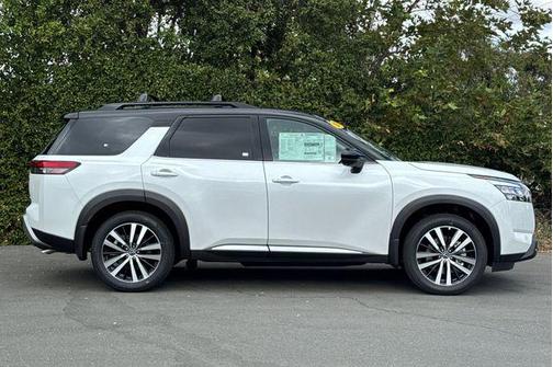 2025 Nissan Pathfinder Platinum FWD
