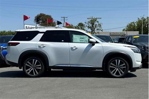 2025 Nissan Pathfinder Platinum 4WD