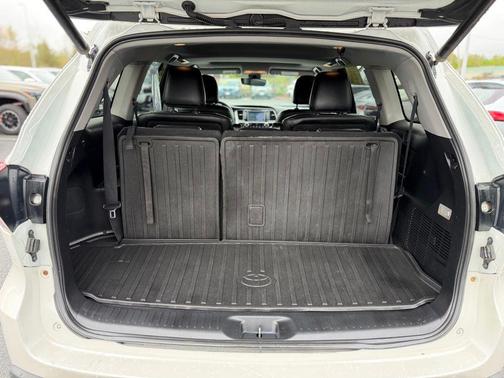 Blizzard Pearl 2019 Toyota Highlander XLE