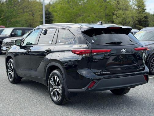 Midnight Black Metallic 2022 Toyota Highlander XLE
