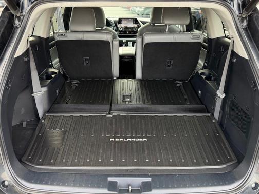 Midnight Black Metallic 2022 Toyota Highlander XLE
