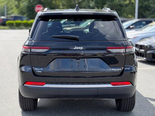 Diamond Black Crystal Pearlcoat 2026 Jeep Grand Cherokee Limited 4x2