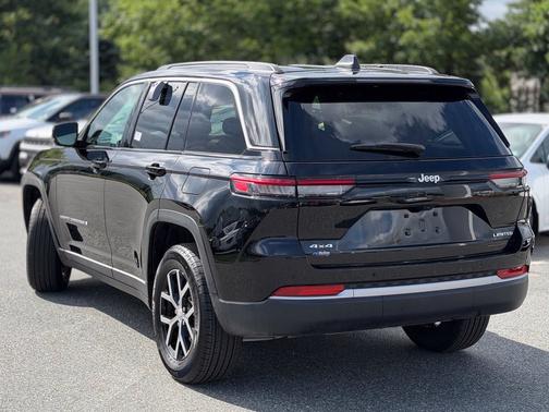 Diamond Black Crystal Pearlcoat 2026 Jeep Grand Cherokee Limited 4x2