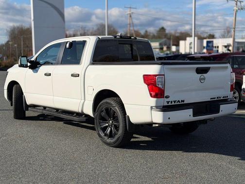 2024 Nissan Titan SV