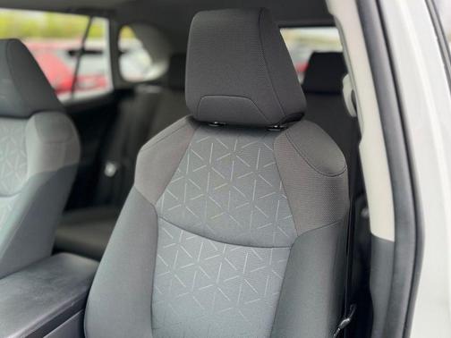 Super White 2019 Toyota RAV4 Hybrid XLE