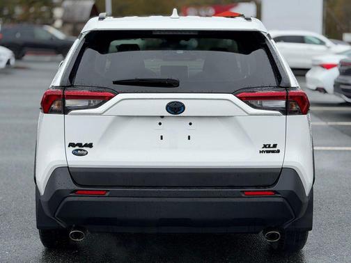 Super White 2019 Toyota RAV4 Hybrid XLE