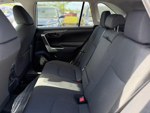 Ice Cap 2024 Toyota RAV4 LE