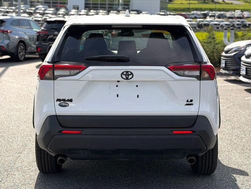 Ice Cap 2024 Toyota RAV4 LE
