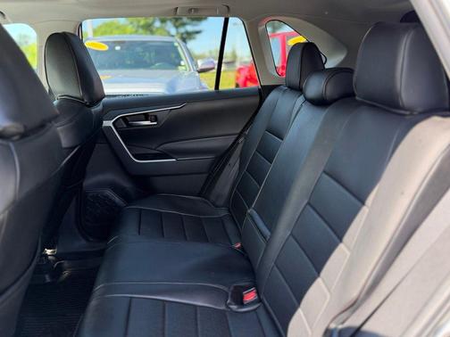 Ice Cap 2024 Toyota RAV4 Hybrid XLE