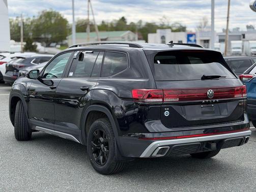 Deep Black Pearl 2024 Volkswagen Atlas 2.0T SE w/Technology 4MOTION