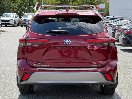 Pearl 2022 Toyota Highlander Hybrid Platinum