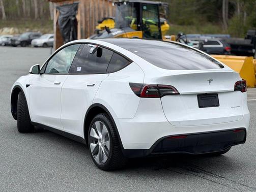 Pearl White Multi-Coat 2023 Tesla Model Y Long Range Dual Motor All-Wheel Drive