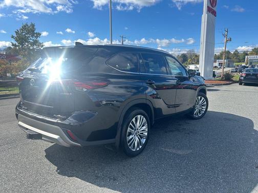 2024 Toyota Highlander Hybrid Platinum