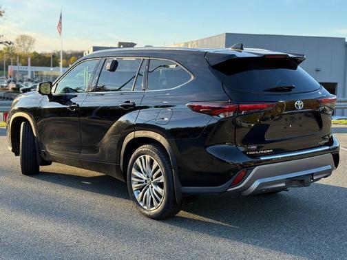 2024 Toyota Highlander Hybrid Platinum