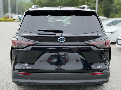 Black 2025 Toyota Sienna XLE