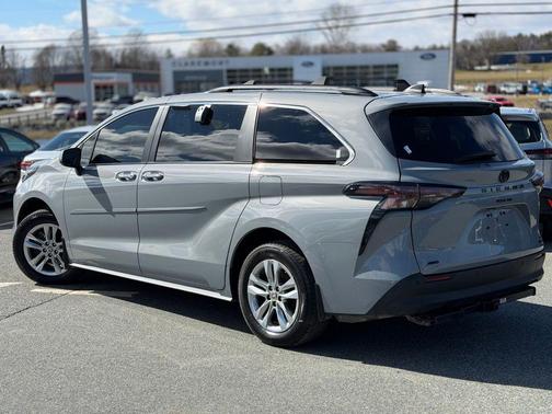 2023 Toyota Sienna Woodland Edition 7-Passenger