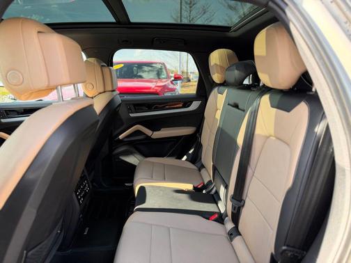 Cashmere Beige Metallic 2026 Porsche Cayenne Cayenne