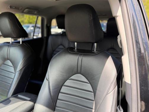 Midnight Black Metallic 2021 Toyota Highlander LE
