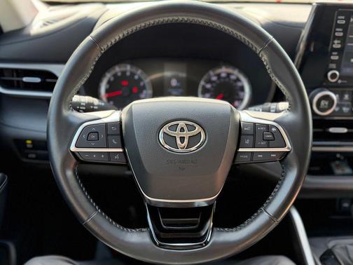 Midnight Black Metallic 2021 Toyota Highlander LE