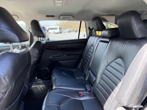 Midnight Black Metallic 2021 Toyota Highlander LE