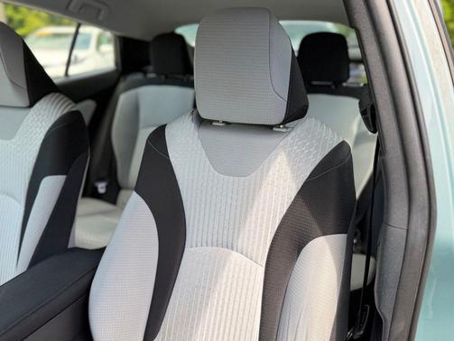 Pearl 2016 Toyota Prius Two