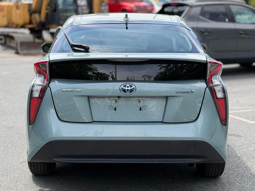 Pearl 2016 Toyota Prius Two