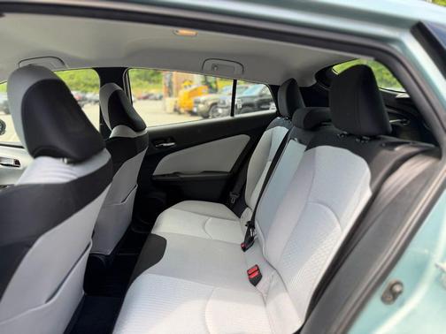 Pearl 2016 Toyota Prius Two