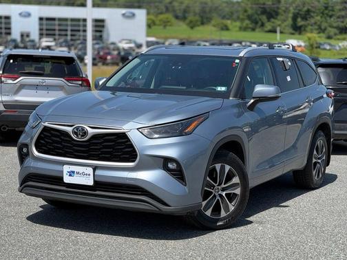Moon Dust 2022 Toyota Highlander XLE