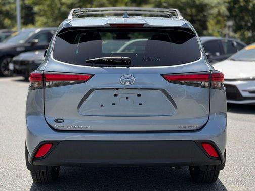 Moon Dust 2022 Toyota Highlander XLE