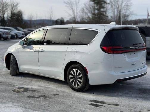 2022 Chrysler Pacifica Hybrid Touring L