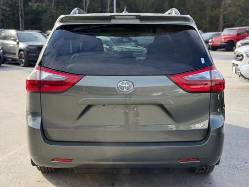 2020 Toyota Sienna XLE