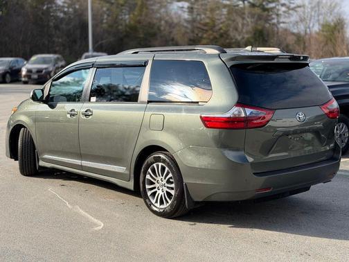 2020 Toyota Sienna XLE