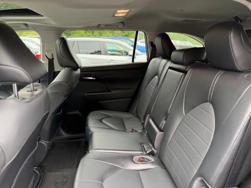 Magnetic Gray Metallic 2021 Toyota Highlander Hybrid XLE