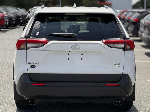 Ice 2023 Toyota RAV4 XLE