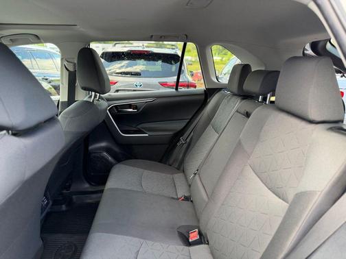 Ice 2023 Toyota RAV4 XLE