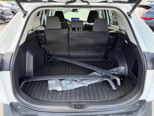 Ice 2023 Toyota RAV4 XLE