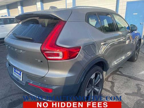 2022 Volvo XC40 T5 Momentum