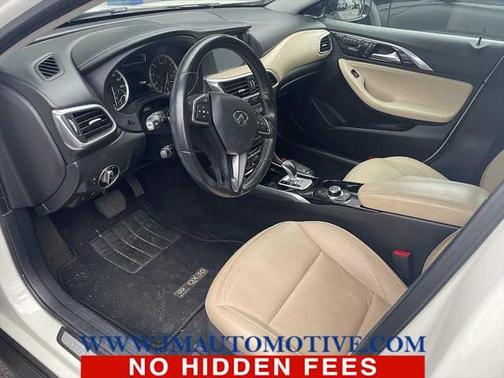 2017 INFINITI QX30 Premium