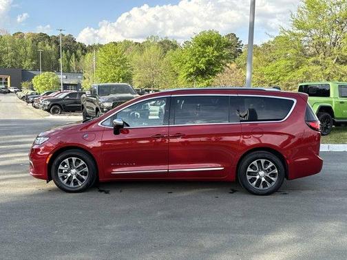 2025 Chrysler Pacifica Hybrid Pinnacle