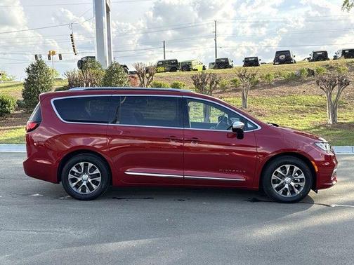 2025 Chrysler Pacifica Hybrid Pinnacle