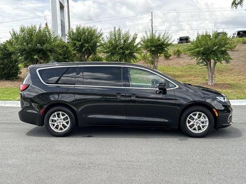 2023 Chrysler Pacifica Touring-L
